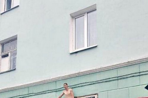 Во Владивостоке голый мужчина повис на окнах здания Советского суда