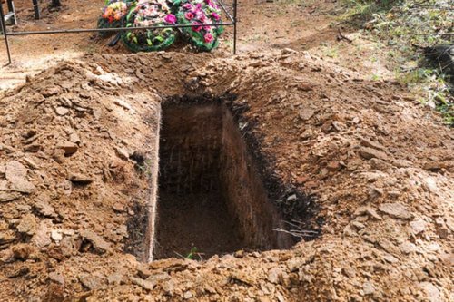 В Кургане парень раскопал могилу бывшей девушки и сжег ее тело по совету знахарки