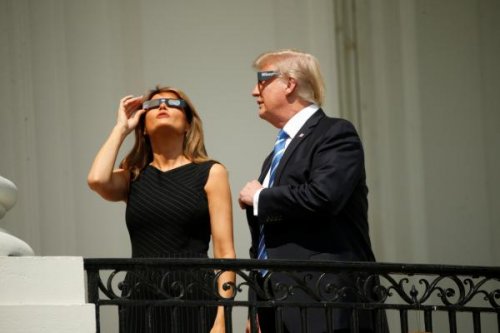 Трампа раскритиковали за просмотр солнечного затмения