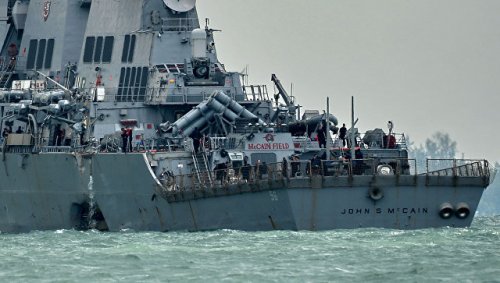 Военные водолазы занимаются поиском пропавших моряков эсминца «Джон Маккейн»