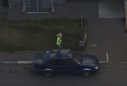 В Омске девушка прыгала на крыше автомобиля на камеру