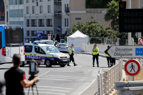 В Марселе мужчина напал с ножом на прохожих‍