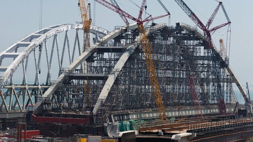 Началась уникальная операция по установке железнодорожной арки на Крымском мосту