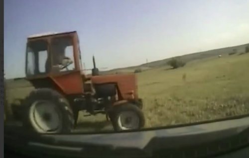 В Иркутске пьяный мужчина угнал трактор и пытался уехать из России