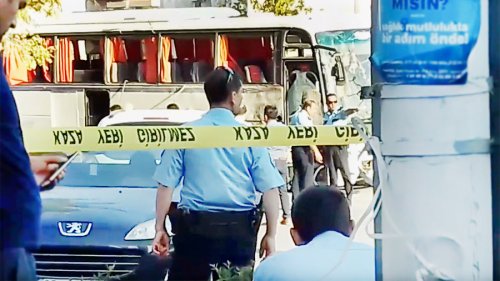 Рядом с пассажирским автобусом в Измире прогремел взрыв