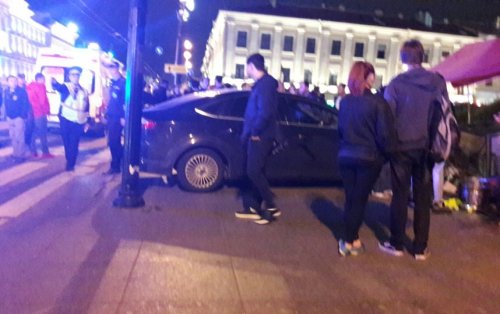 В Санкт-Петербурге водитель сбил честверых пешеходов на тротуаре