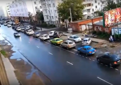 Омск: На улице Пушкина из-за разделительной полосы автомобили создают пробки