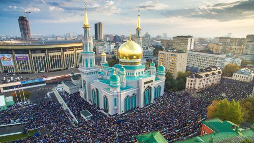 Более сотни тысяч мусульман собрались в Москве для празднования Курбан-байрама