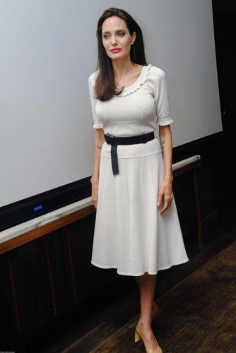 Анджелина Джоли забыла надеть нижнее белье на премьеру своего фильма