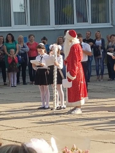 В Тольятти на школьную линейку пришёл Дед Мороз