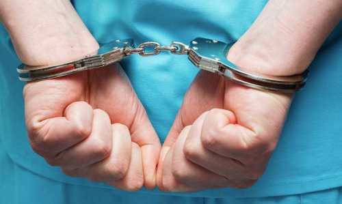 В США полицейские арестовали медсестру за отказ нарушить закон