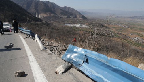 В Китае в результате падения автобуса с моста погибли 5 школьников
