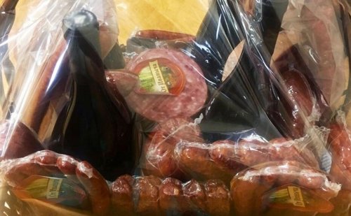 В сети появилось фото «корзины с колбасой» от Сечина