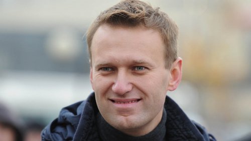 Навальному надели ожерелье из сарделек