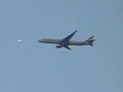 В небе над Москвой самолет ушел от столкновения с НЛО