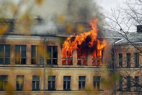 В Омске загорелась школа с учениками