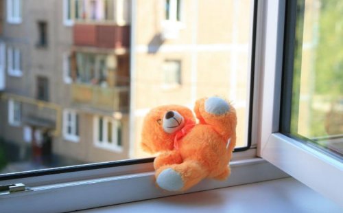 В Иркутске от падения с 9 этажа спасли ребенка