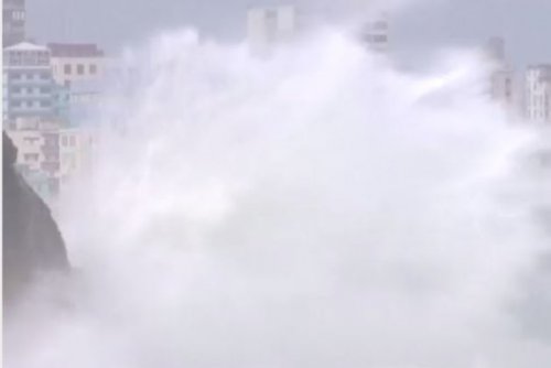 Огромные волны обрушил на Гавану ураган «Ирма»