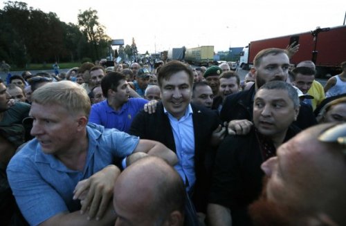 Сторонники Саакашвили с дракой перевели его через украинскую границу