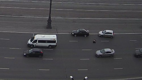 В Челябинске на видео попало падение женщины из маршрутки на площади Революции