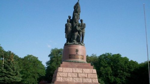 Саратовский школьник осквернил монумент «Клятва»
