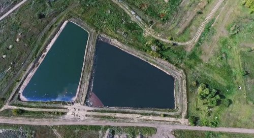 Блогер нашел в промзоне Омска два озера резиновых отходов