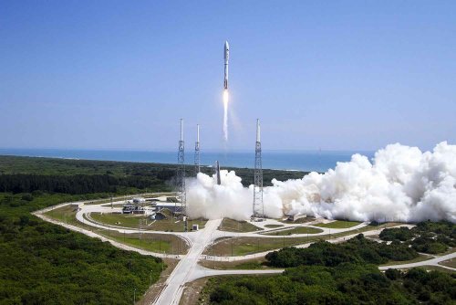 Ученые США запустили ракету Atlas V с разведывательным спутником