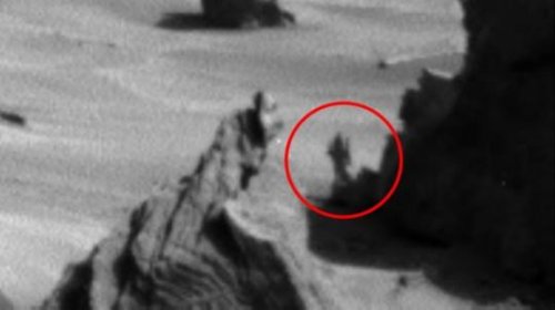 Уфологи рассмотрели на снимках с Марса останки вооруженного инопланетянина
