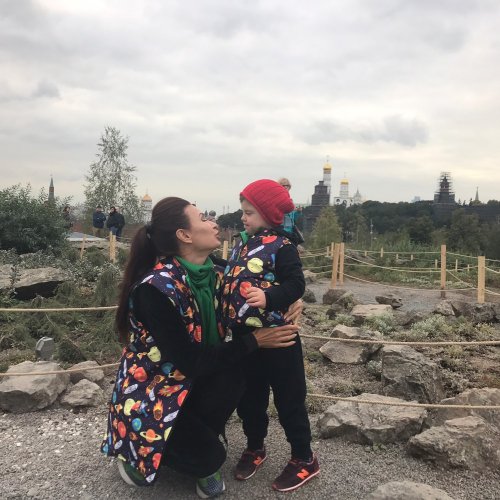 Эвелина Блёданс вместе с сыном посетила парк "Зарядье"