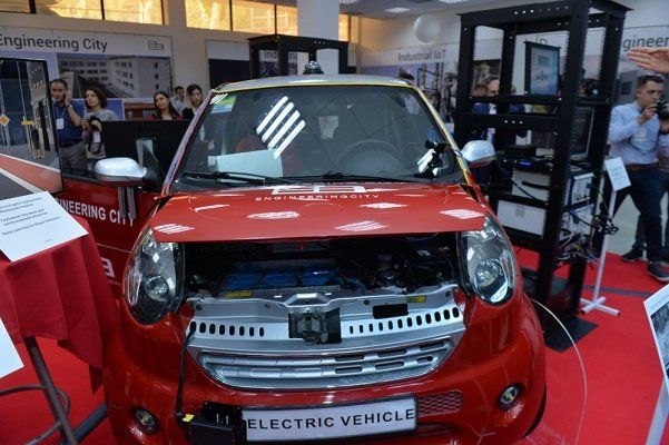 Группа армянских конструкторов сконструировала 1-ый в Армении электрический автомобиль