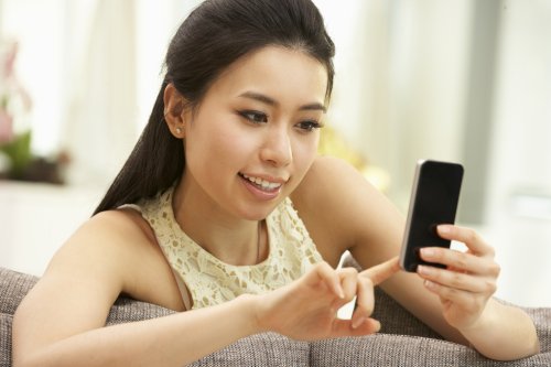 Девушка из Китая потеряла зрение после непрерывной игры на смартфоне