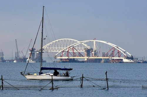 В Крыму транспортировали самую габаритную часть Крымского моста