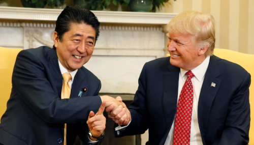 С победой на выборах Синдзо Абэ поздравил Дональд Трамп