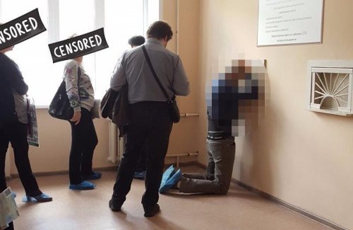В Воронеже в поликлинике пациенты становились на колени, чтобы получить больничный лист