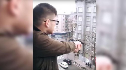 В Харькове молодой человек открыл огонь по людям с балкона в центре города