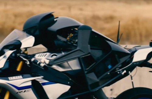 Соревнование между роботом и гонщиком устроили в компании Yamaha