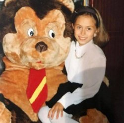Русская "Анджелина Джоли" выложила детское фото с мишкой в сети