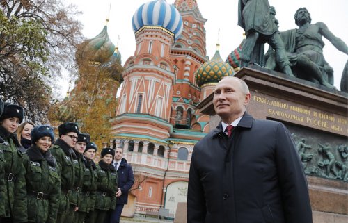 Владимир Путин возложил цветы к мемориалу Минина и Пожарского в Москве
