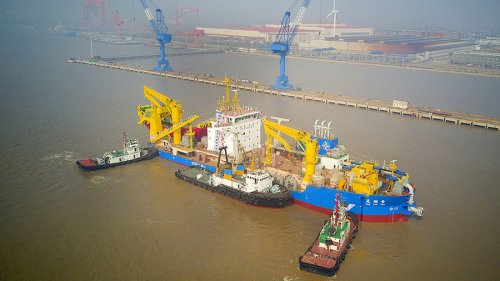 В Китае на воду спустили крупнейшее в Азии судно для создания остовов