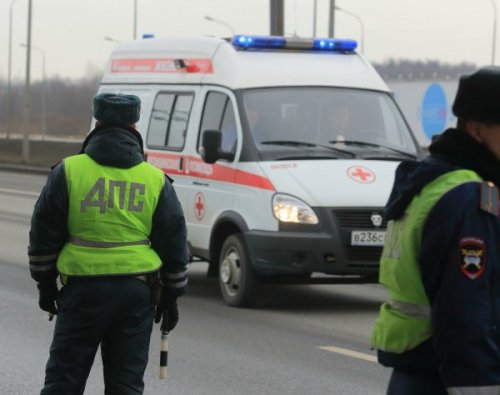 На западе Москвы столкнулись школьный автобус и скорая помощь