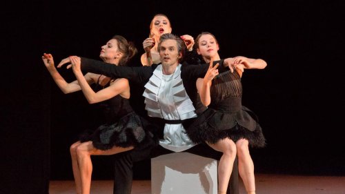 Возле Большого театра стоит очередь за билетами на балет «Нуриев» в постановке Серебренникова