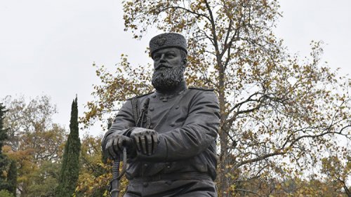 В Ялте Путин открыл памятник императору Александру III