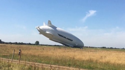 Самый большой в мире дирижабль потерпел крушение в Великобритании