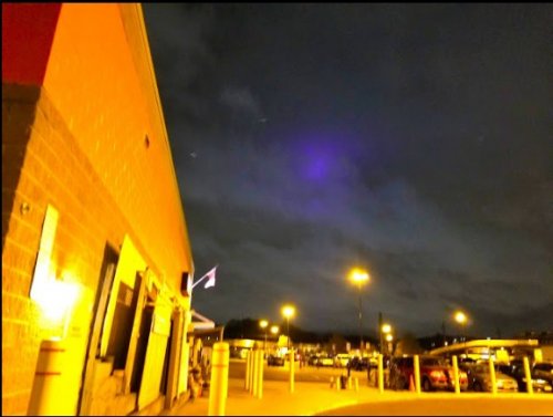 В США жители увидели в небе два НЛО фиолетового цвета