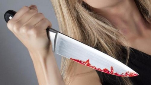 Жительница Омска метнула нож в малолетнего сына