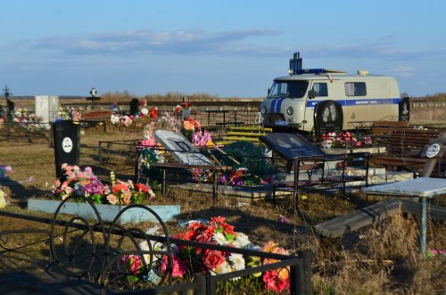 Незахороненный труп молодого мужчины обнаружен на кладбище в Москве
