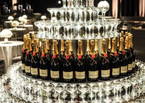 Ученые выяснили, что шампанское повышает качество секса