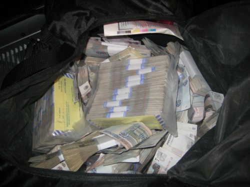 В Москве грабители украли сумку с миллионом рублей на парковке