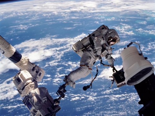 Российские космонавты нанесут нанопокрытие на иллюминаторы МКС