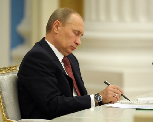 Путин поручил проанализировать законы о помиловании и мирных митингах